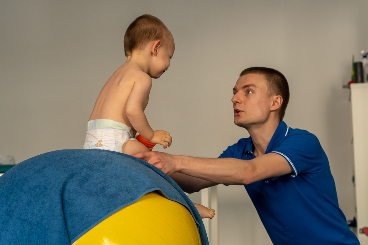 Ședințe personalizate de kinetoterapie pentru bebeluși
